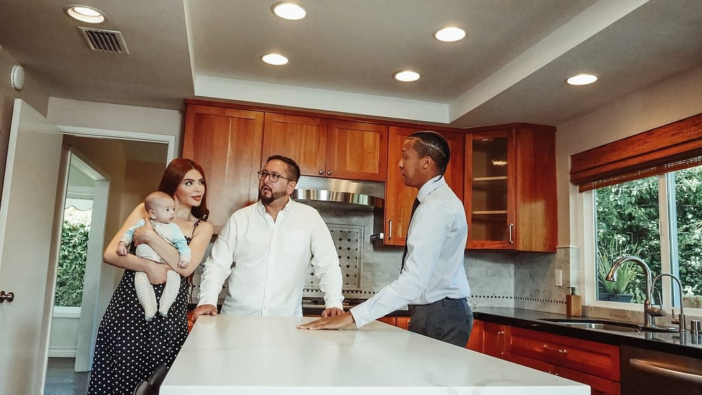 Por que a acessoria de um corretor de imóveis é tão importante? 4 Por que a acessoria de um corretor de imóveis é tão importante?People Inside a Kitchen