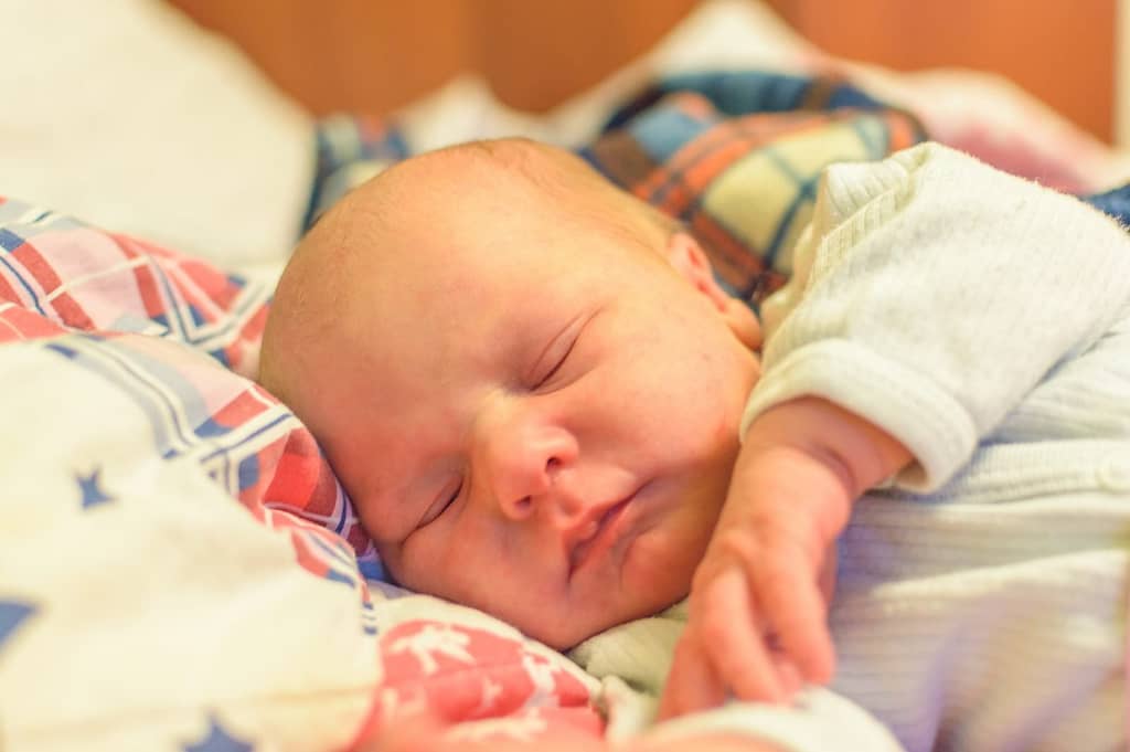 Bom senso - Ruídos antes das 7:00 da manhã
baby in white and blue onesie lying on bed