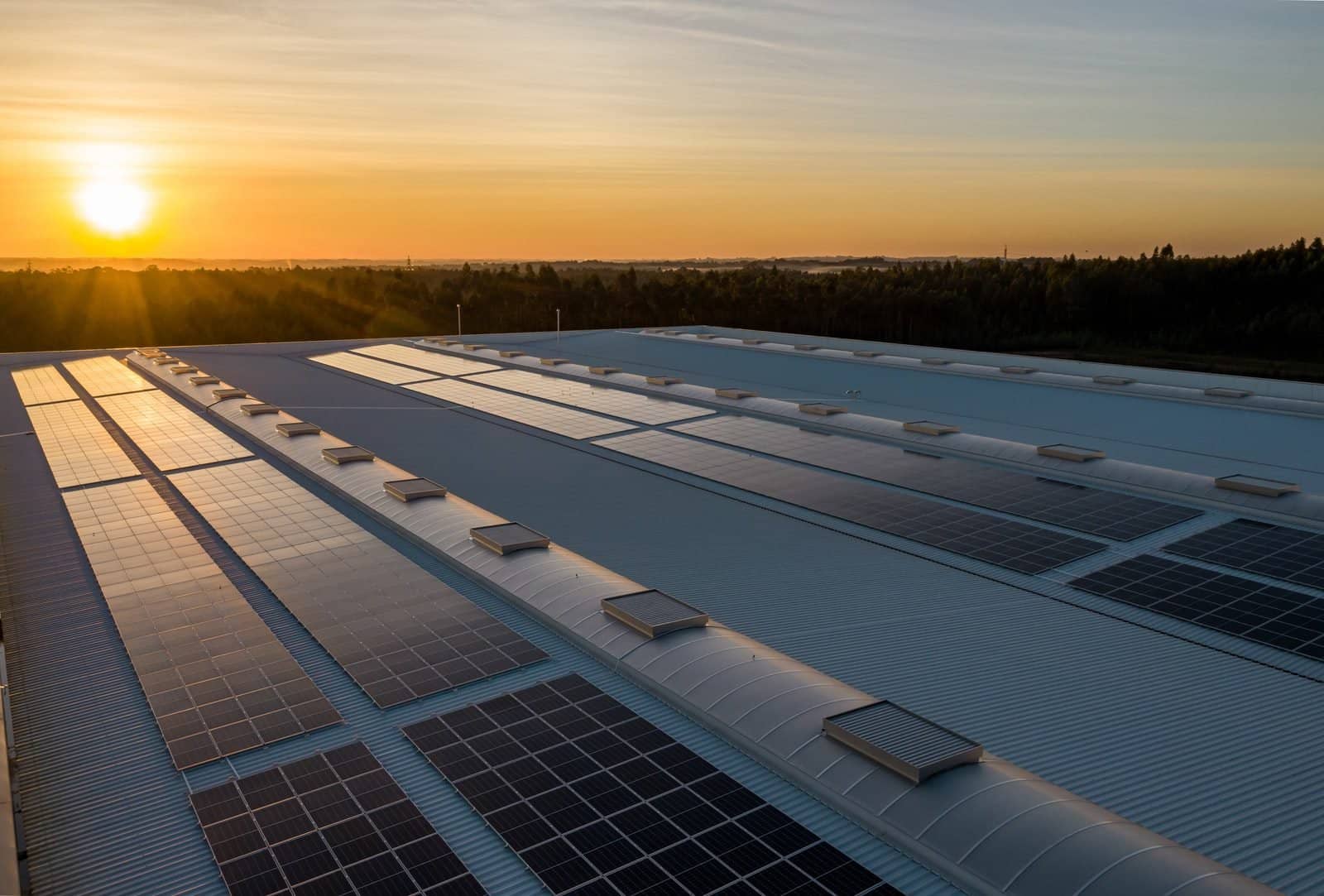 10 Motivos para você adotar o uso de energia solar em Casas e Edifícios
black and white solar panels