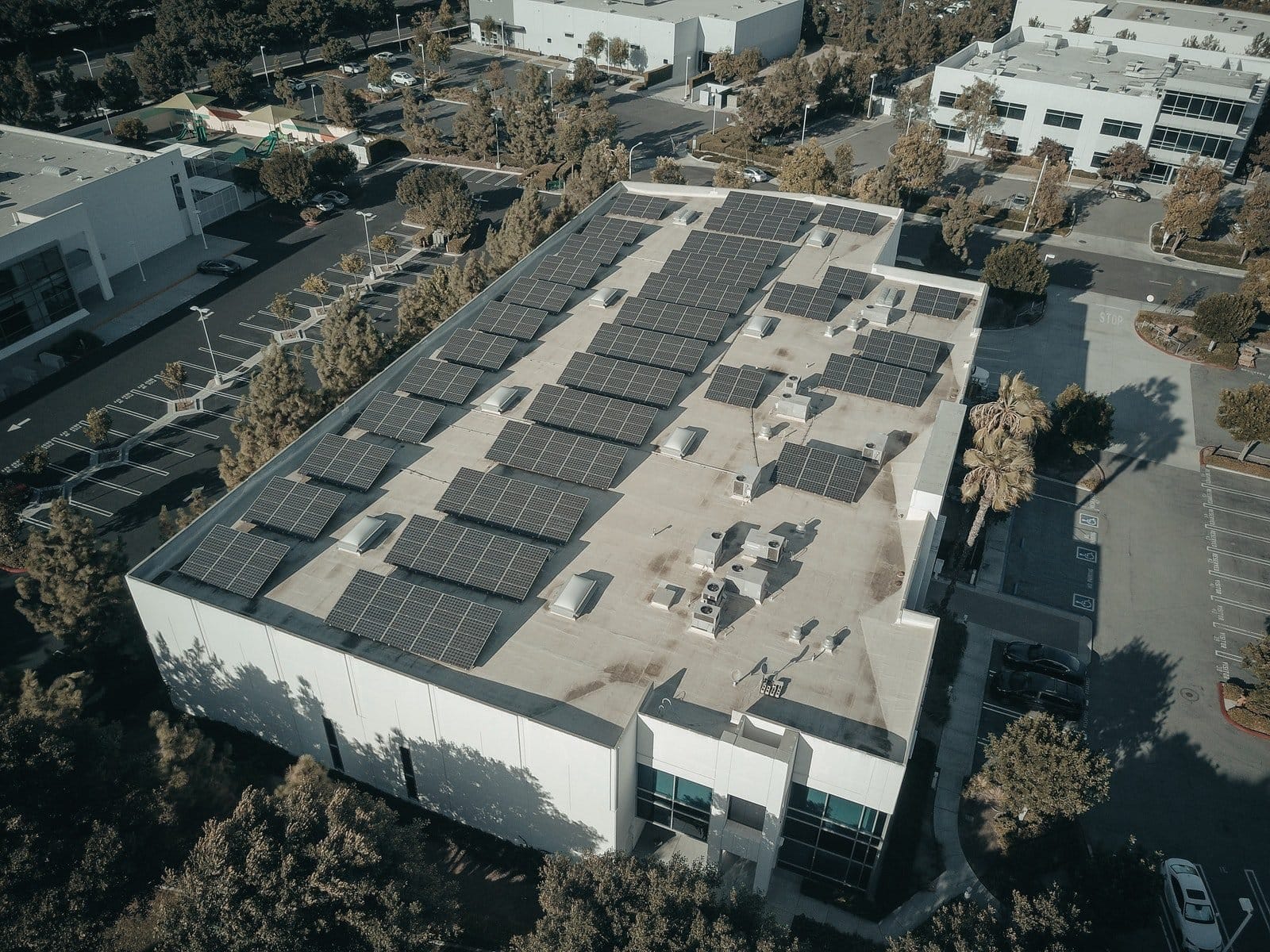 10 Motivos para você adotar o uso de energia solar em Casas e Edifícios
Solar Panels on a Rooftop