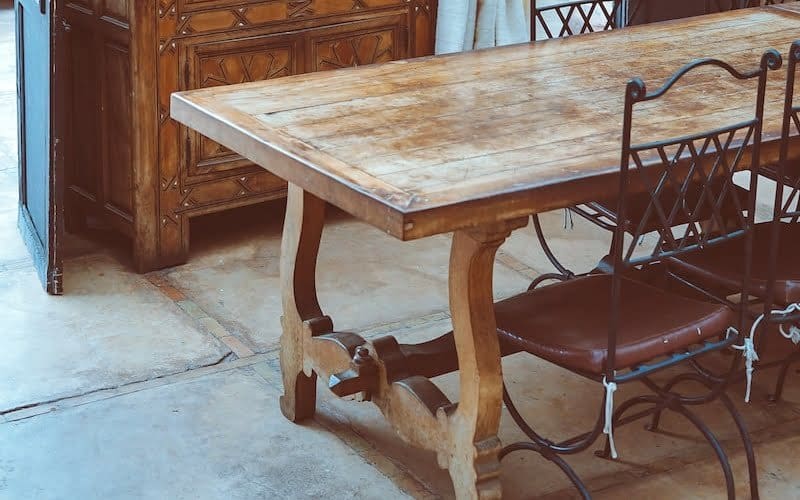 9 estilos de decoração mais conhecidos 4 rectangular brown wooden table with chairs